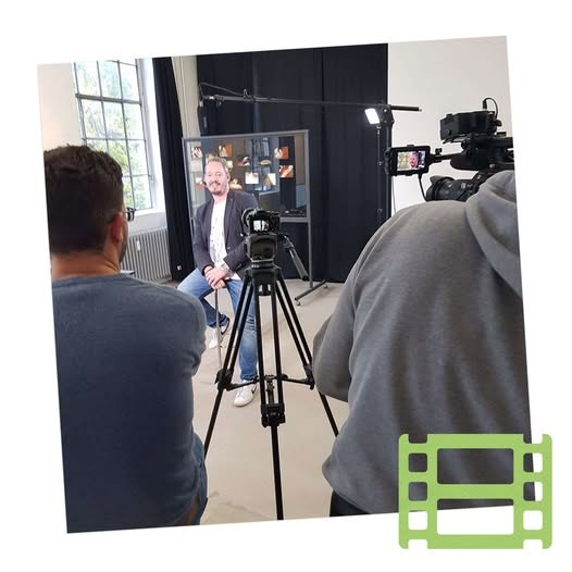 Daniel Werner am Set des ZDF-Frontal21-Beitrags Fake mit 5 Sternen — Behind-the-Scenes vom Studio-Dreh mit Kamera und Mikrofon-Arm im Vordergrund