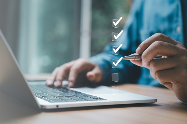 Landingpage erstellen lassen Mann an Laptop erstellt Landingpage
