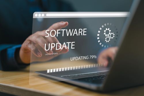 TYPO3 & PHP Version updaten Person führt Softwareupdate für aktuelle PHP Version durch